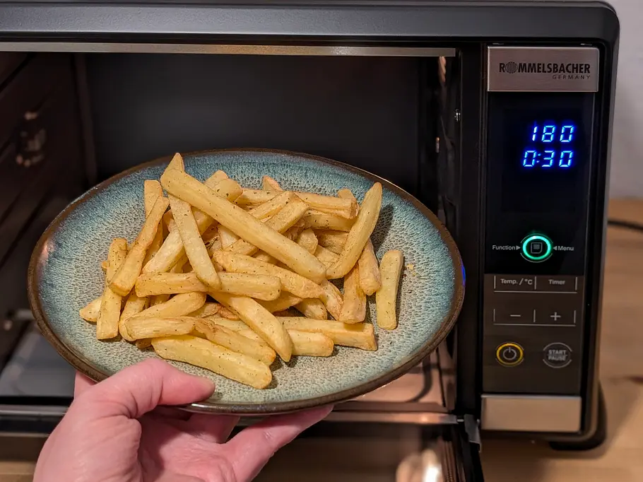 TK-Pommes aus dem Rommelsbacher Elektronik Back & Grill Ofen BGE 1580/E TK-Pommes aus dem Rommelsbacher Elektronik Back & Grill Ofen BGE 1580/E