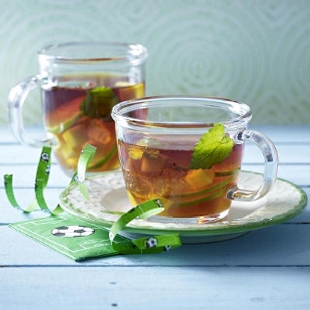 Rooibos-Tee mit Mango, Rum und Limettenscheiben Rezept