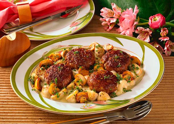 Roquefort-Frikadellen auf Rahm-Champignons Rezept Roquefort-Frikadellen auf Rahm-Champignons Rezept