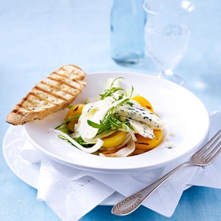 Roquefort-Rauke-Salat mit gegrillten Aprikosen und Fenchel in Balsamico-Vinaigrette und gegrilltem Baguette Rezept Roquefort-Rauke-Salat mit gegrillten Aprikosen und Fenchel in Balsamico-Vinaigrette und gegrilltem Baguette Rezept