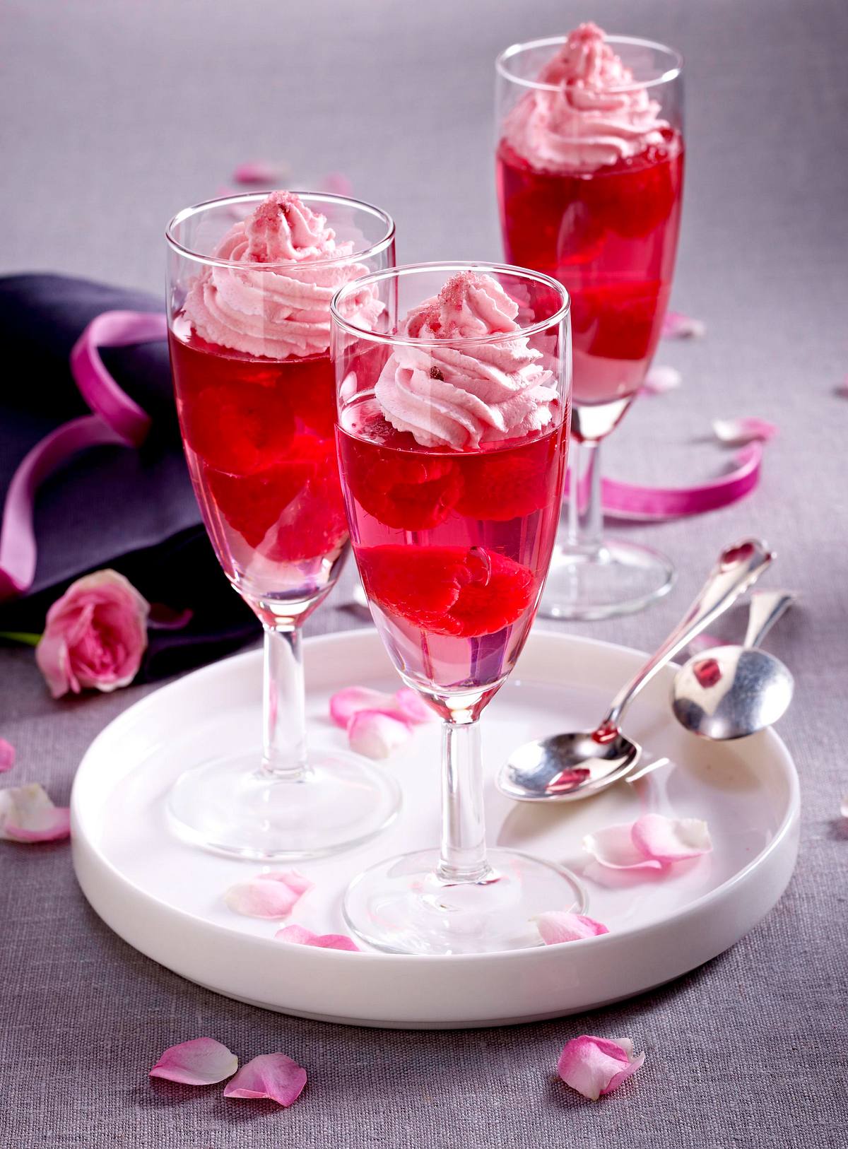 Rosa Champagner-Gelee mit Himbeeren Rezept