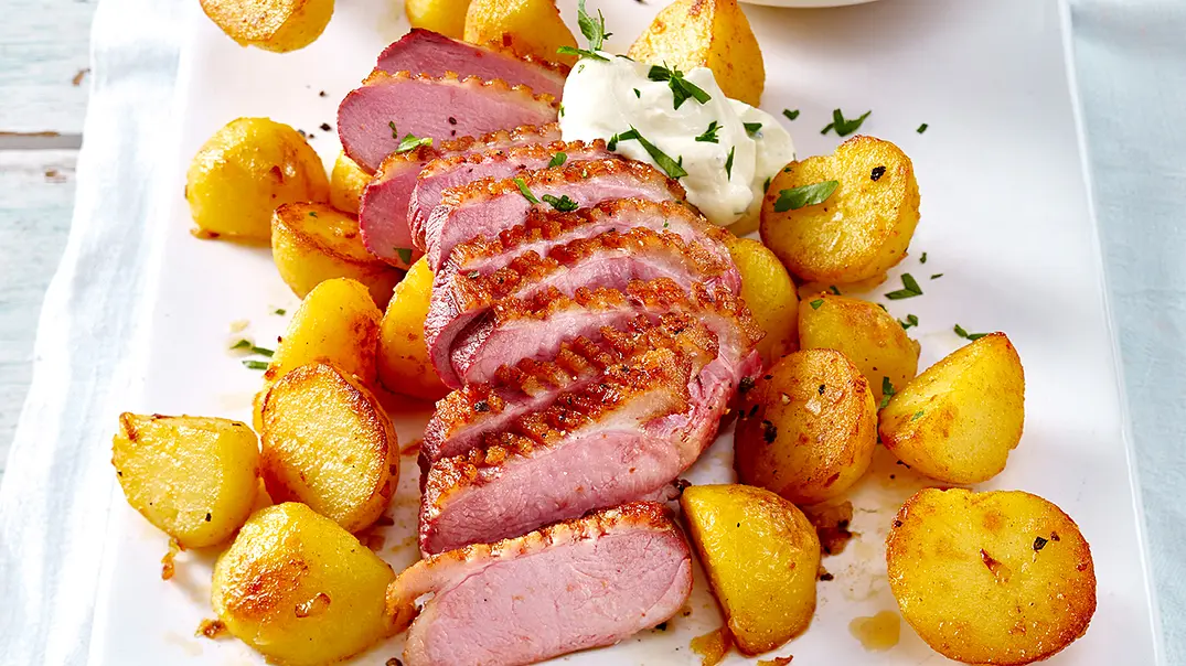 Rosa Entenbrust mit Röstkartoffeln Rezept - Foto: LECKER @ Bauer Media Group Rosa Entenbrust mit Röstkartoffeln Rezept - Foto: LECKER @ Bauer Media Group