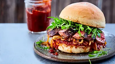 Rosa gebratener Steakburger mit Espressoketchup Rezept - Foto: LECKER @ Bauer Media Group