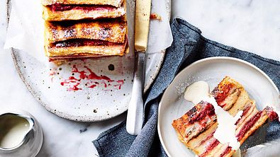 Rosa geringelter French-Toast-Cake Rezept - Foto: LECKER @ Bauer Media Group