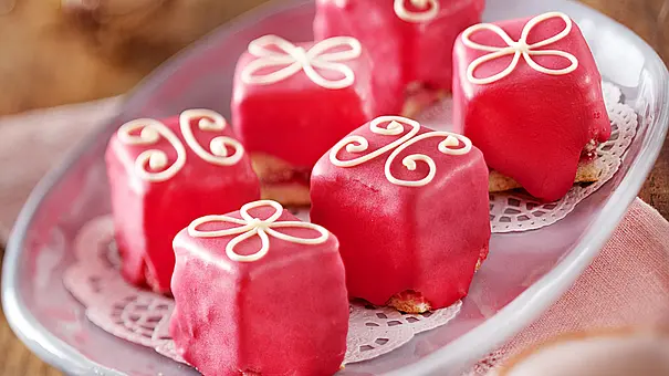 Rosa Petit Fours Rezept - Foto: LECKER @ Bauer Media Group Rosa Petit Fours Rezept - Foto: LECKER @ Bauer Media Group