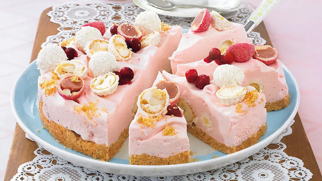 Rosa Raffaello-Torte Rezept - Foto: LECKER @ Bauer Media Group Rosa Raffaello-Torte Rezept - Foto: LECKER @ Bauer Media Group