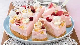Rosa Raffaello-Torte Rezept - Foto: LECKER @ Bauer Media Group Rosa Raffaello-Torte Rezept - Foto: LECKER @ Bauer Media Group