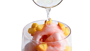 Rosa Sorbet mit prickelndem Aufguss Rezept - Foto: House of Food / Bauer Food Experts KG