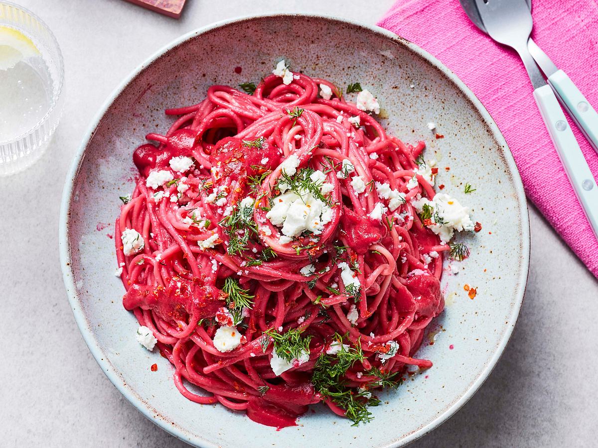 Rosa Spaghetti mit Feta-Crumble Rezept