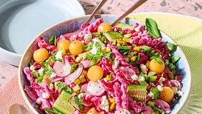 Rosaroter Nudelsalat mit fruchtigen Melonen-Bällchen und Gurke und Radieschen in einer Schüssel angerichtet. - Foto: LECKER @ Bauer Media Group Rosaroter Nudelsalat mit fruchtigen Melonen-Bällchen und Gurke und Radieschen in einer Schüssel angerichtet. - Foto: LECKER @ Bauer Media Group