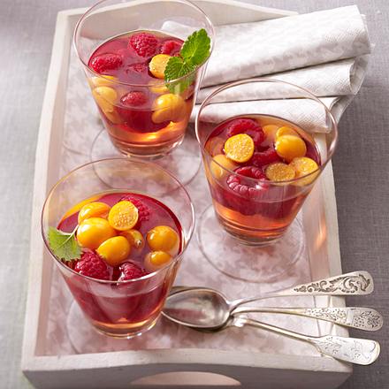 Rosé-Weingelee mit Himbeeren, Physalis und Weinschaum Rezept Rosé-Weingelee mit Himbeeren, Physalis und Weinschaum Rezept