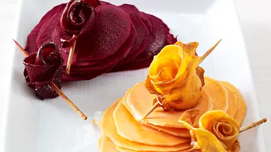 Rosen aus Süßkartoffeln und Roter Bete (zur Dekoration von Platten etc) Rezept - Foto: LECKER @ Bauer Media Group