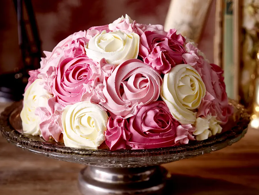Rosen-Torte mit Johannisbeeren Rezept