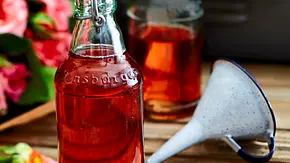 Rosenblüten-Sirup Rezept - Foto: LECKER @ Bauer Media Group Rosenblüten-Sirup Rezept - Foto: LECKER @ Bauer Media Group