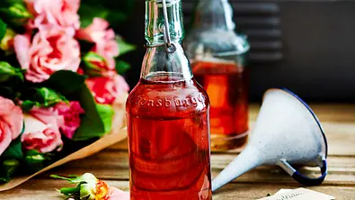 Rosenblüten­sirup Rezept - Foto: LECKER @ Bauer Media Group