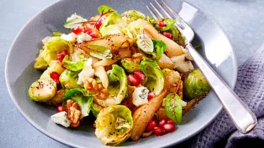 Rosenkohl-Birnen-Salat Rezept - Foto: LECKER @ Bauer Media Group