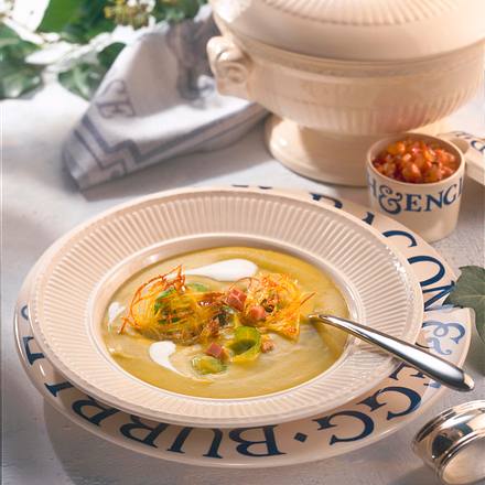 Rosenkohl-Cremesuppe mit kleinen Rösti und Speck Rezept