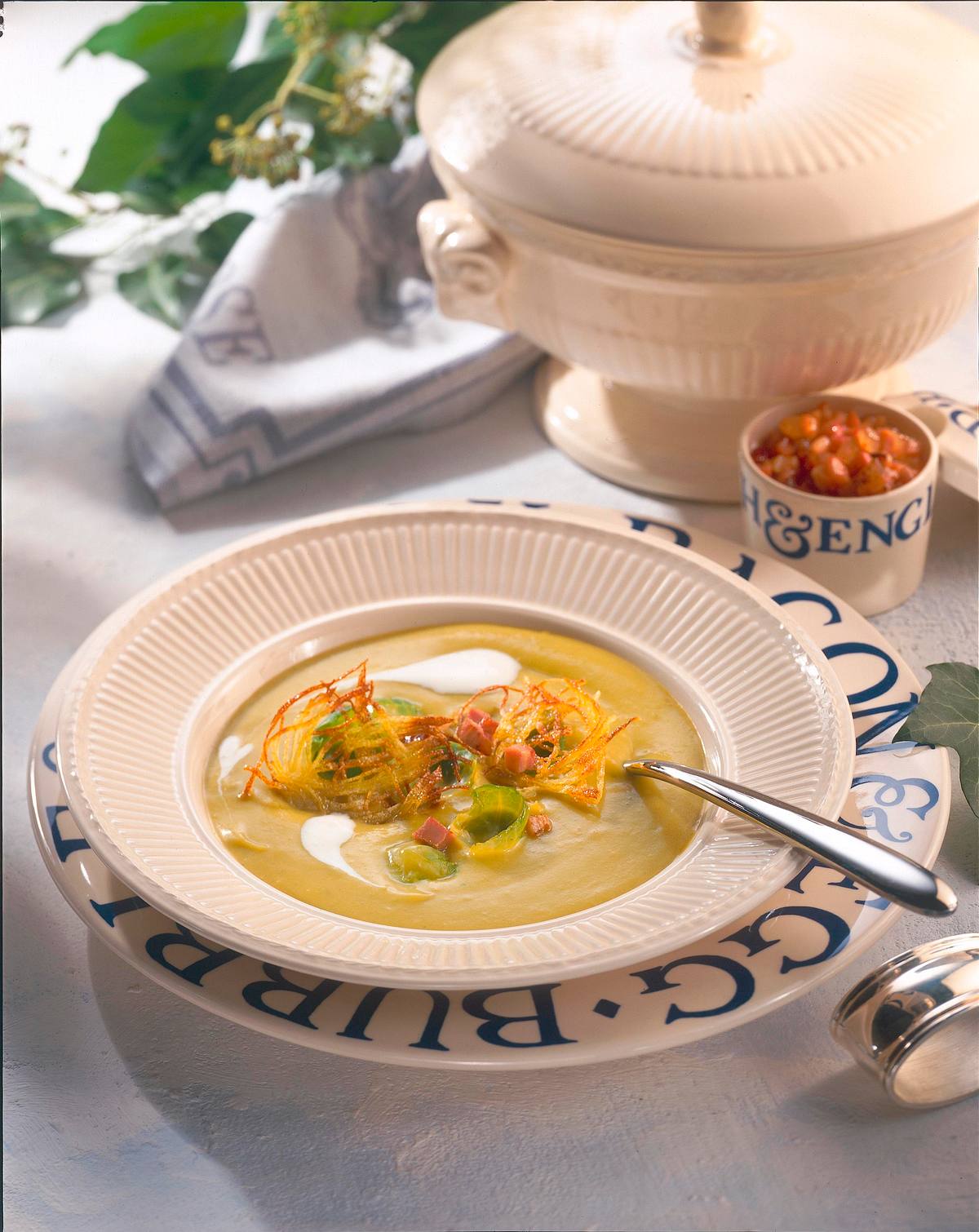 Rosenkohl-Cremesuppe mit kleinen Rösti und Speck Rezept