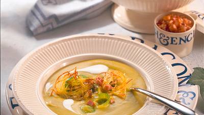 Rosenkohl-Cremesuppe mit kleinen Rösti und Speck Rezept - Foto: Först, Thomas