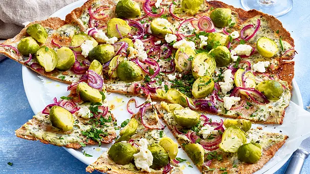 Rosenkohl-Flammkuchen Rezept - Foto: LECKER @ Bauer Media Group Rosenkohl-Flammkuchen Rezept - Foto: LECKER @ Bauer Media Group