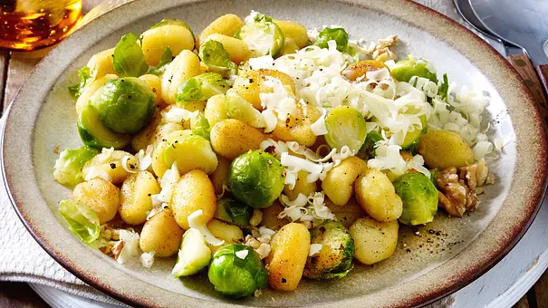 Rosenkohl-Gnocchi-Pfanne Rezept - Foto: LECKER @ Bauer Media Group Rosenkohl-Gnocchi-Pfanne Rezept - Foto: LECKER @ Bauer Media Group