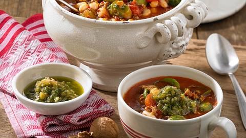 Rosenkohl-Hacktopf mit Walnuss-Pesto Rezept - Foto: House of Food / Bauer Food Experts KG