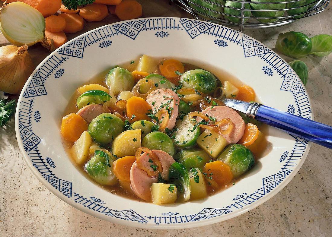 Rosenkohleintopf mit Kartoffeln, Möhren und Fleischwurst Rezept | LECKER