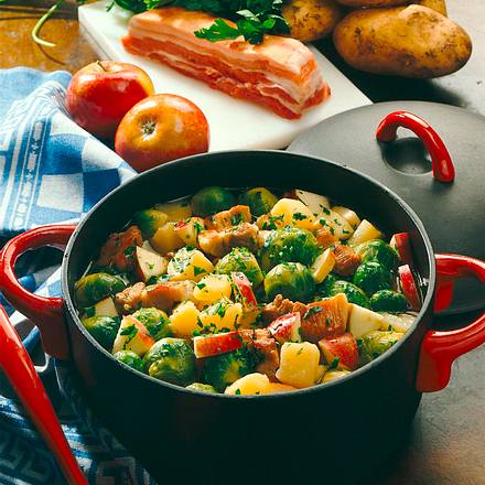Rosenkohleintopf mit Schweinebauch und Äpfeln Rezept Rosenkohleintopf mit Schweinebauch und Äpfeln Rezept