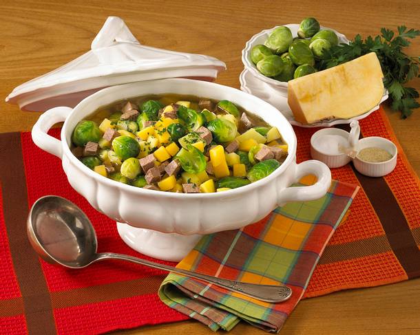 Rosenkohleintopf mit Steckrübe und Rindfleisch Rezept Rosenkohleintopf mit Steckrübe und Rindfleisch Rezept