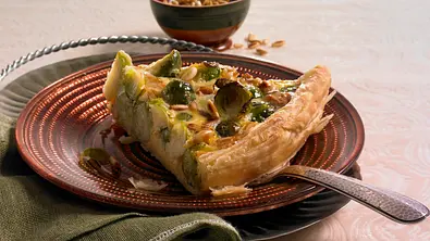 Rosenkohlquiche mit Pinienkernen Rezept - Foto: LECKER @ Bauer Media Group