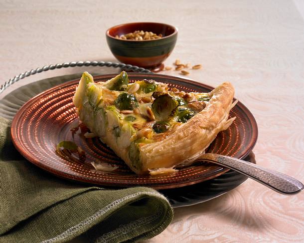 Rosenkohlquiche mit Pinienkernen Rezept Rosenkohlquiche mit Pinienkernen Rezept