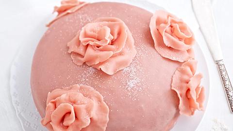 Rosentorte mit Amarettocreme Rezept - Foto: House of Food / Bauer Food Experts KG