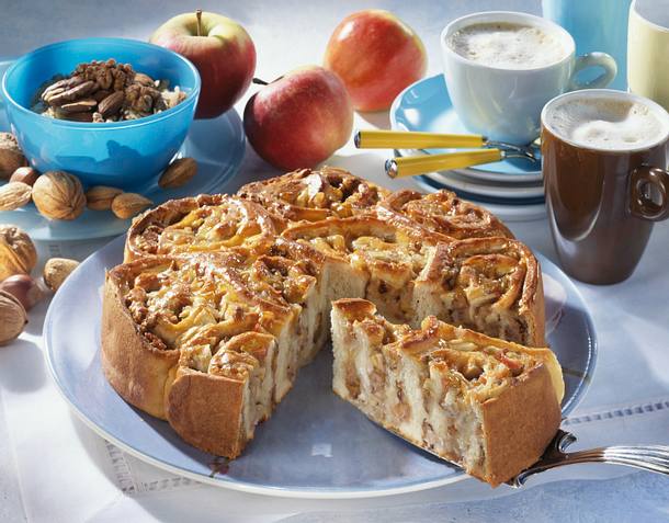 Rosetten-Torte mit Nuss-Apfel-Marzipan Füllung Rezept Rosetten-Torte mit Nuss-Apfel-Marzipan Füllung Rezept