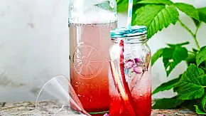 Rosiger Sirup für Süßes und Saftiges Rezept - Foto: LECKER @ Bauer Media Group Rosiger Sirup für Süßes und Saftiges Rezept - Foto: LECKER @ Bauer Media Group
