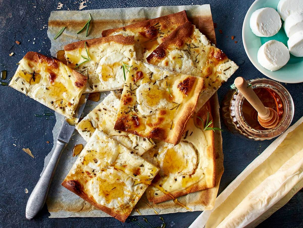 Rosmarin-Flammkuchen mit Ziegenkäse und Honig Rezept