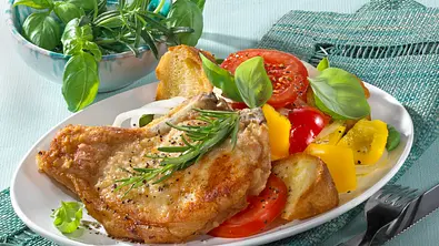 Rosmarin-Kotelett zu Toskanischem Brotsalat Rezept - Foto: LECKER @ Bauer Media Group