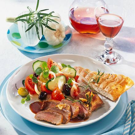 Rosmarin-Lamm mit knackigem Salat Rezept Rosmarin-Lamm mit knackigem Salat Rezept