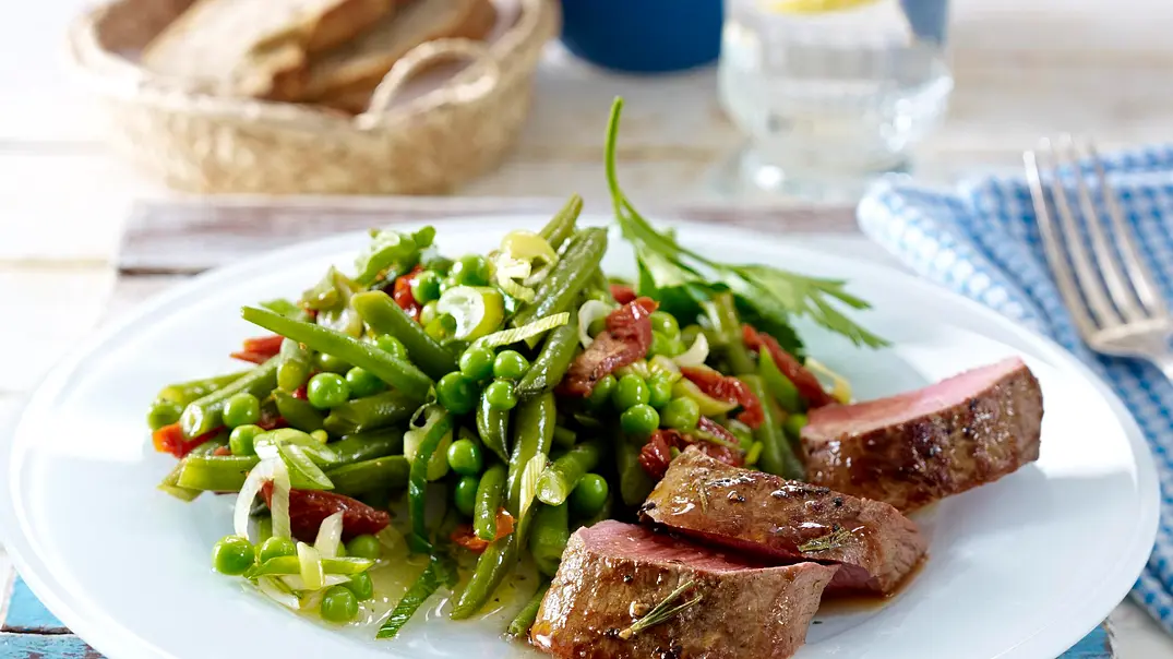 Rosmarin-Lammlachse mit Erbsen-Bohnen-Salat Rezept - Foto: LECKER @ Bauer Media Group Rosmarin-Lammlachse mit Erbsen-Bohnen-Salat Rezept - Foto: LECKER @ Bauer Media Group