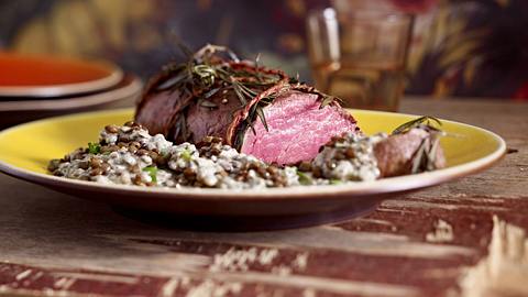 Rosmarin-Rind mit cremigen Linsen Rezept - Foto: House of Food / Bauer Food Experts KG
