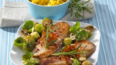 Rosmarin-Schweineschnitzel mit Rosenkohl-Champignon Gemüse Rezept - Foto: LECKER @ Bauer Media Group