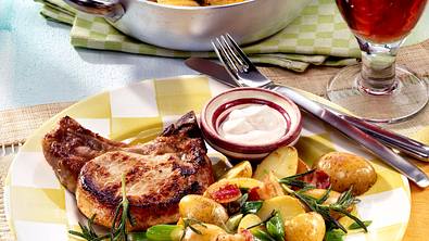 Rosmarin-Speck-Kartoffeln zu Kotelett Rezept - Foto: LECKER @ Bauer Media Group