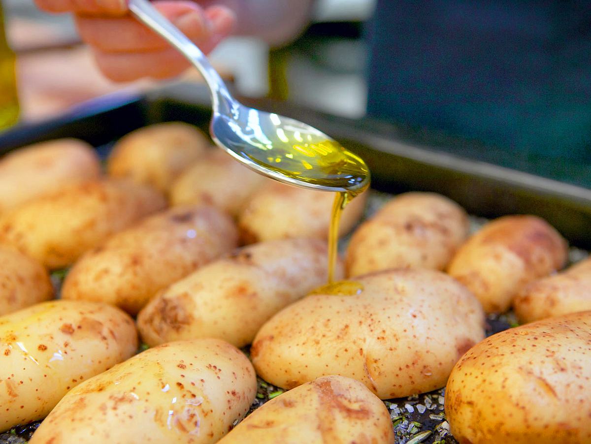Rosmarinkartoffeln mit Olivenöl beräufeln