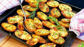 Rosmarinkartoffeln vom Blech - Foto: LECKER @ Bauer Media Group Rosmarinkartoffeln vom Blech - Foto: LECKER @ Bauer Media Group