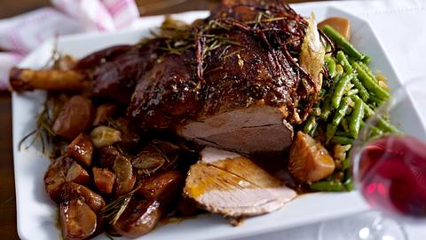 Rosmarinlammkeule zu Bohnen mit Butterbröseln Rezept - Foto: House of Food / Bauer Food Experts KG