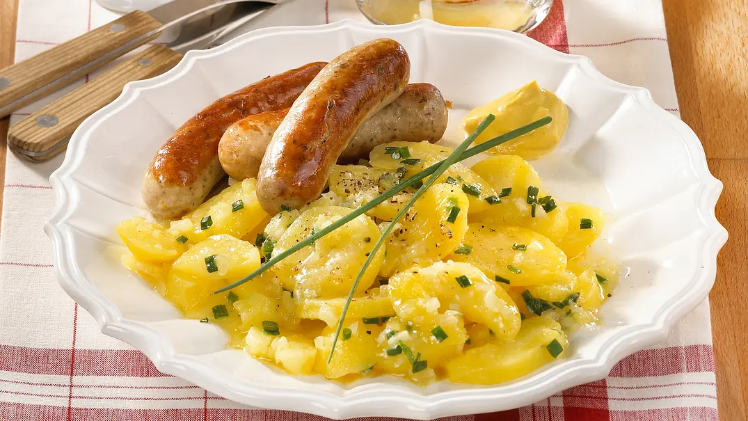 Rostbratwürstl mit Kartoffelsalat Rezept - Foto: LECKER @ Bauer Media Group Rostbratwürstl mit Kartoffelsalat Rezept - Foto: LECKER @ Bauer Media Group