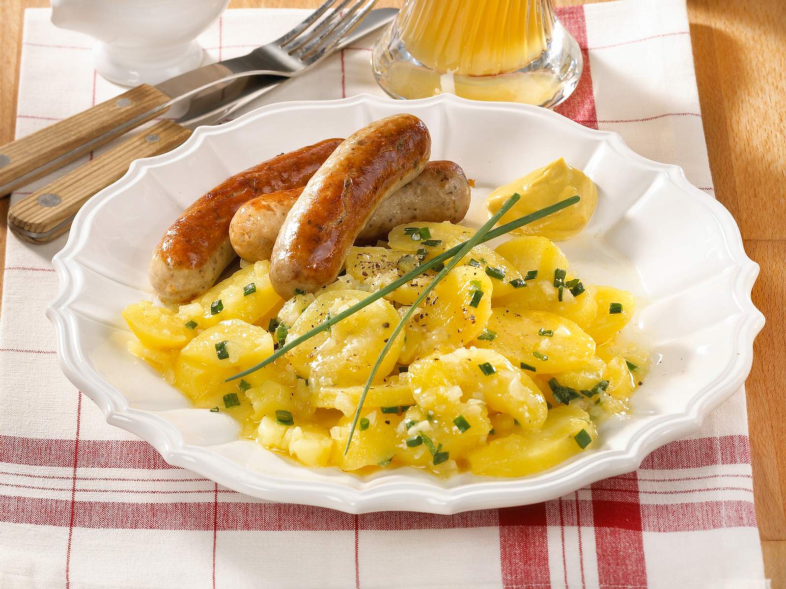 Rostbratwürstl mit Kartoffelsalat Rezept | LECKER