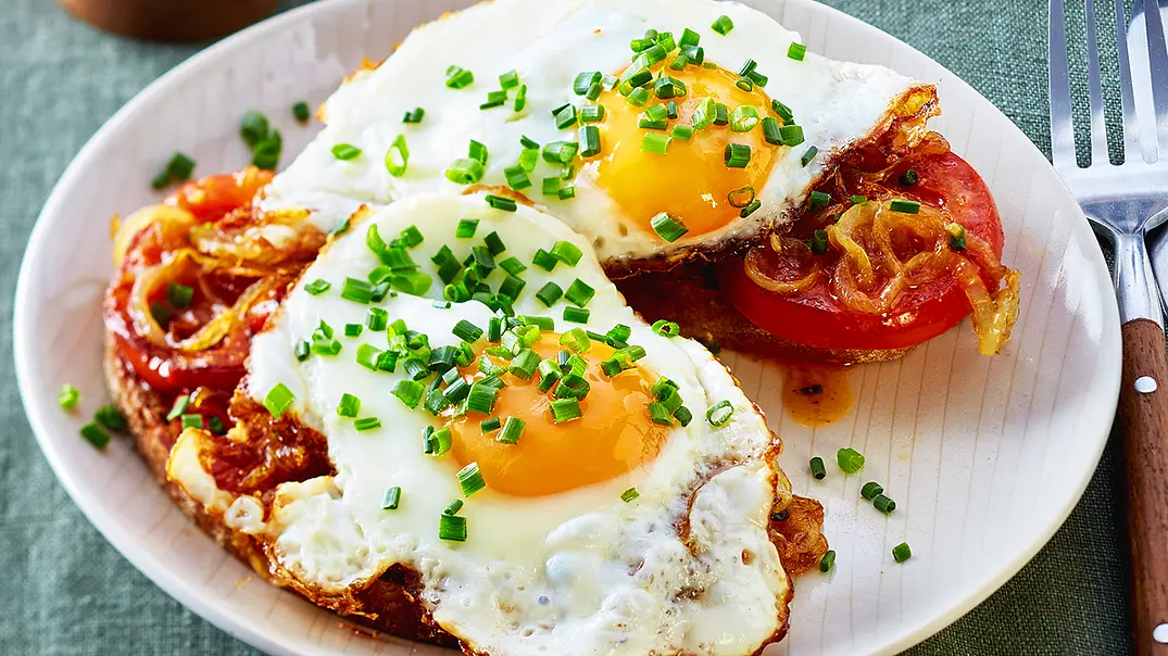 Röstbrot mit Tomaten und Spiegelei Rezept - Foto: LECKER @ Bauer Media Group Röstbrot mit Tomaten und Spiegelei Rezept - Foto: LECKER @ Bauer Media Group