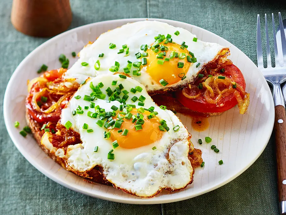Röstbrot mit Tomaten und Spiegelei Rezept Röstbrot mit Tomaten und Spiegelei Rezept