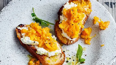 Röstbrote mit Ofenmöhren & Orangencreme Rezept - Foto: LECKER @ Bauer Media Group