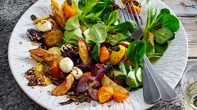 Röstgemüsesalat mit Schneebällchen Rezept - Foto: LECKER @ Bauer Media Group